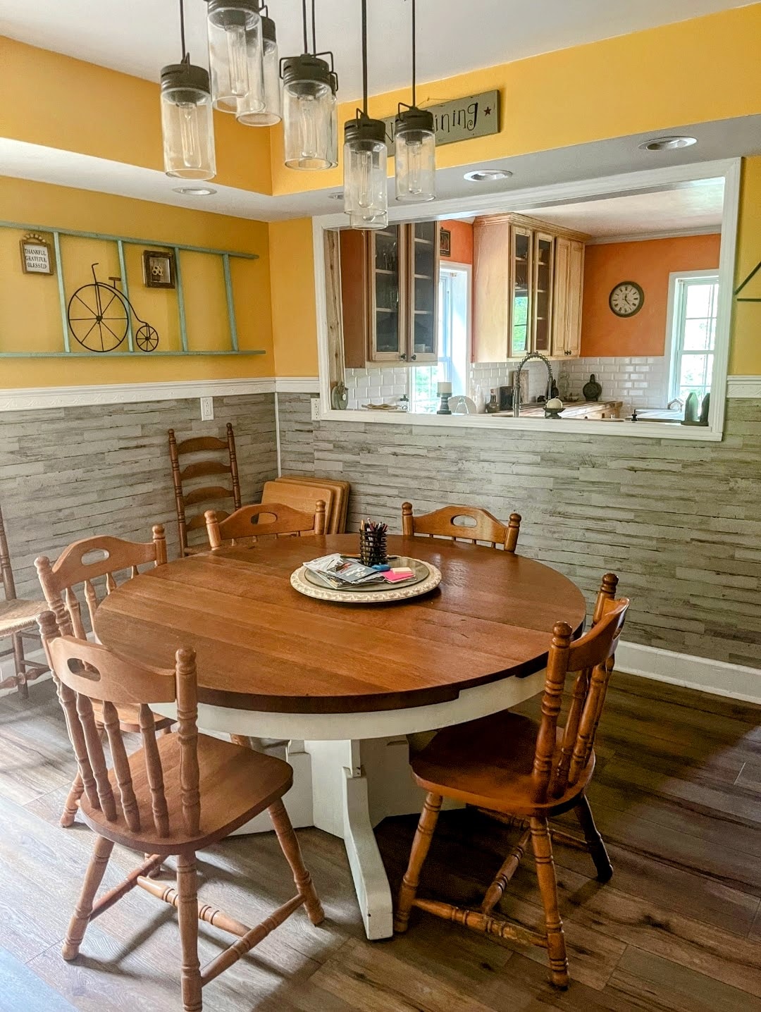 Hawk's Crest Landing I — dining room with round table and kitchen pass-through