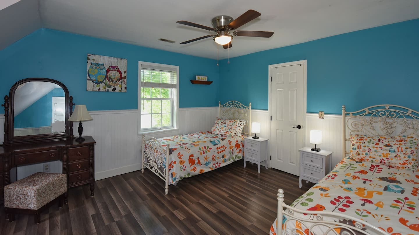 Hawk's Crest Landing I — twin bedroom with teal walls