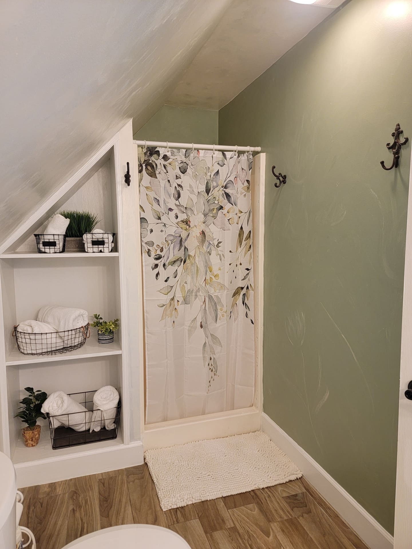 Hawk's Crest Landing I — upper bathroom with botanical shower curtain
