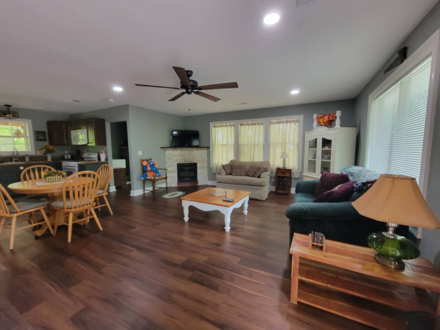 Hawk's Crest Landing II — living and dining area with kitchen visible
